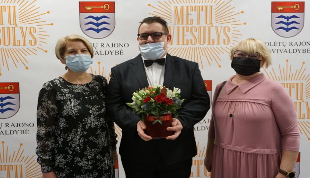 Antanas Žukauskas per „Metų šviesulio“ apdovanojimus (nuotraukoje iš kairės: N. Stančikienė, A. Žukauskas, J. Vyšniauskienė)