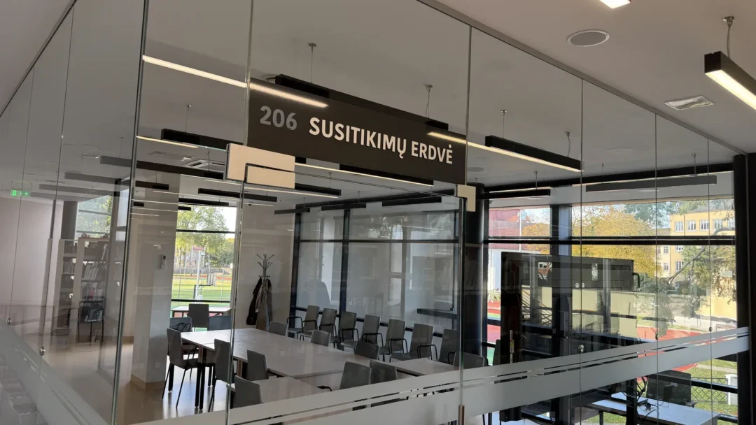 Susitikimų erdvė atskirta stiklinėmis sienomis. Per stiklą galima matyti aplinką, todėl erdvė nėra visiškai uždara.